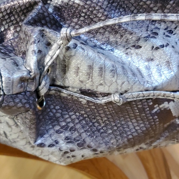 DSW Snake Skin Tote 25x14x8 XLarge Duffle Tote Bag - Picture 3 of 6